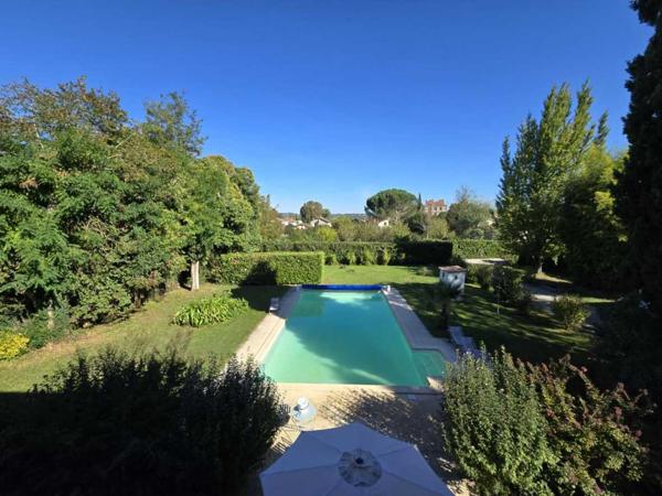 Maison ancienne - Agen Elégante maison de maître au charme authentique, avec piscine, tranquillité et un vaste jardin, en plein cœur de la ville.