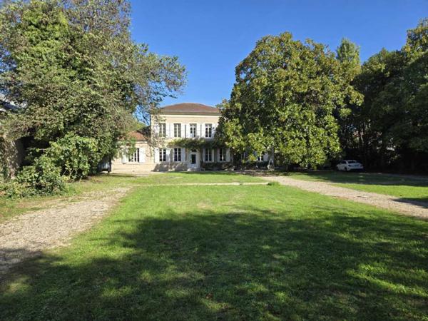Maison ancienne - Agen Elégante maison de maître au charme authentique, avec piscine, tranquillité et un vaste jardin, en plein cœur de la ville.