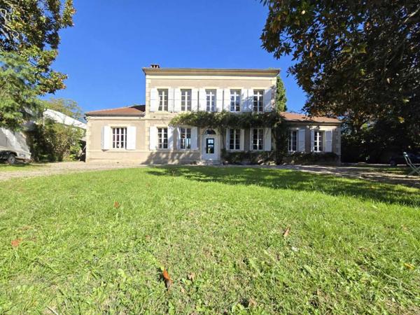 Maison ancienne - Agen Elégante maison de maître au charme authentique, avec piscine, tranquillité et un vaste jardin, en plein cœur de la ville.
