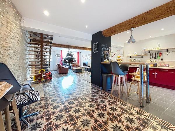 MAISON RENOVÉE ET HANGAR