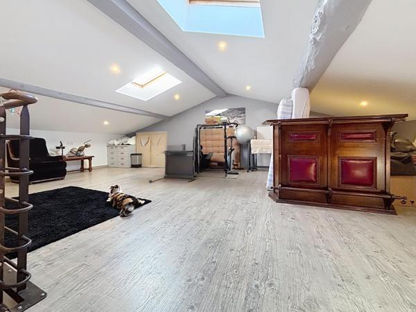 MAISON RENOVÉE ET HANGAR