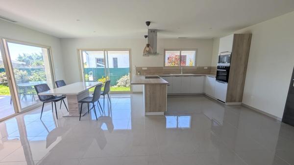 Maison contemporaine de 2024 avec piscine