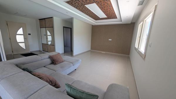 Maison contemporaine de 2024 avec piscine