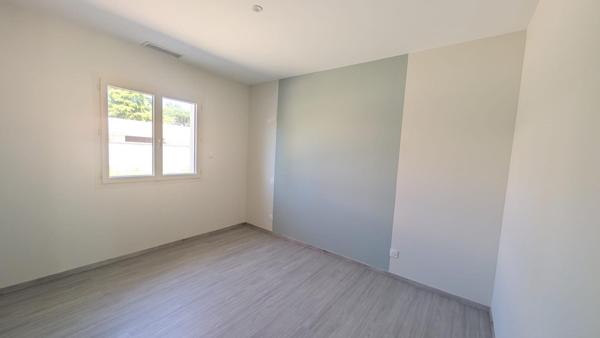 Maison contemporaine de 2024 avec piscine