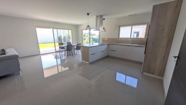 Maison contemporaine de 2024 avec piscine