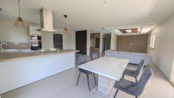 Maison contemporaine de 2024 avec piscine