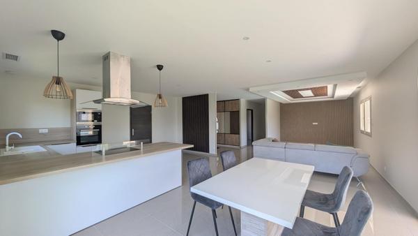 Maison contemporaine de 2024 avec piscine