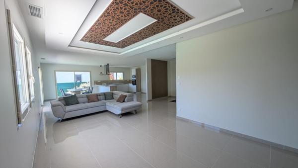 Maison contemporaine de 2024 avec piscine