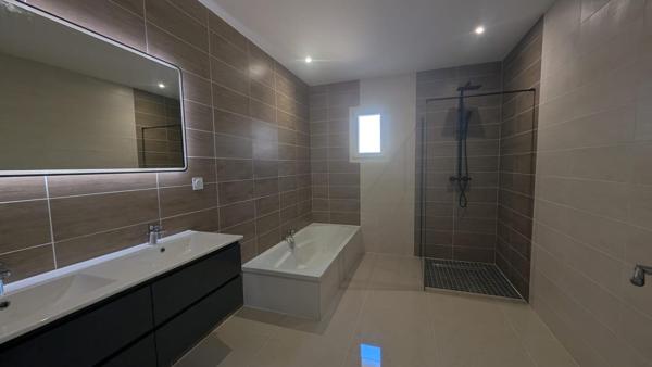 Maison contemporaine de 2024 avec piscine