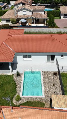 Maison contemporaine de 2024 avec piscine