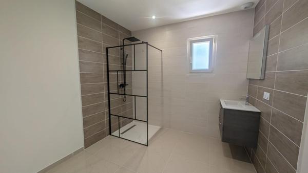 Maison contemporaine de 2024 avec piscine