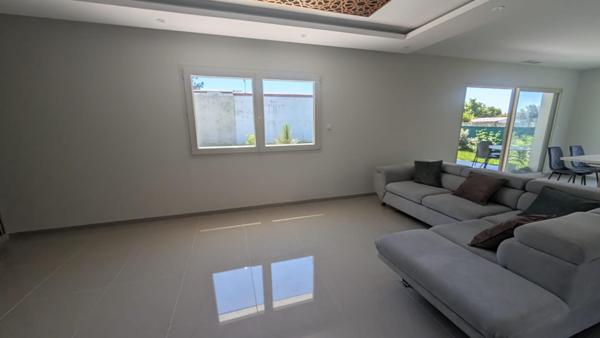 Maison contemporaine de 2024 avec piscine