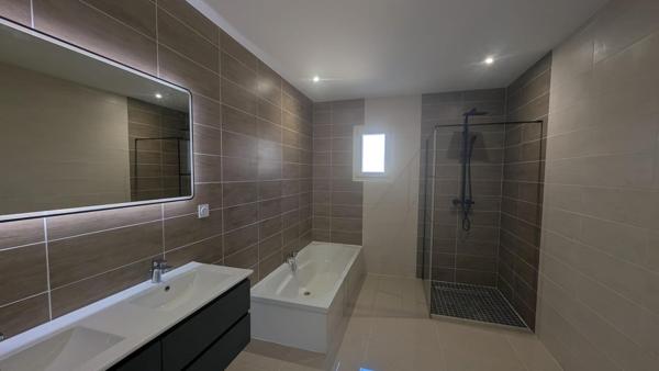 Maison contemporaine de 2024 avec piscine