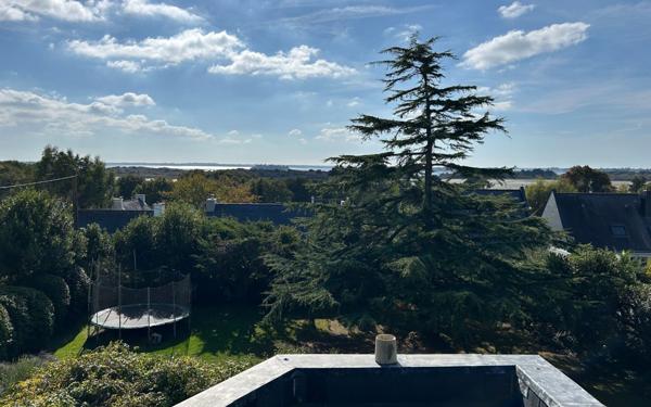 Maison à louer    9 pièces •  Séné