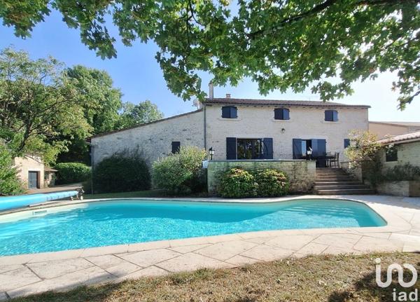 Longère 8 pièces de 252 m² à AIGONDIGNÉ (79370)