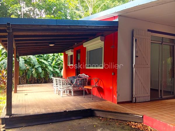 À seulement 100 mètres de la mer des Caraïbes, découvrez cette maison de plain-pied de 44 m², idéalement située à Pointe-Noire, dans un secteur recherché, à proximité des commerces et des commodités.

Elle se compose d'un séjour lumineux ouvert sur une agréable terrasse, de deux chambres, d'une cuisine, d'une salle d'eau avec WC, ainsi que d'une seconde terrasse exposée plein ouest, idéale pour profiter des magnifiques couchers de soleil.

Édifiée sur un terrain de 321 m², cette propriété offre également une opportunité rare : la possibilité d'acquérir 1 000 m² de terrain supplémentaires, permettant la réalisation d'un projet de construction d'environ 350 m² (sous réserve des autorisations d'urbanisme en vigueur). Un véritable atout pour développer des hébergements touristiques ou un projet immobilier.

La maison est équipée de :
- Brasseurs d'air,
- Chauffe-eau solaire,
- Assainissement individuel,
- Portail.

Un rafraîchissement et une mise au goût du jour permettront de révéler tout le potentiel de ce bien.

Les atouts : 
✅ À seulement 100 m de la mer des Caraïbes
✅ Secteur recherché de Pointe-Noire
✅ À 10 minutes de Malendure
✅ À 15 minutes de Deshaies
✅ Deux terrasses, dont une exposée ouest
✅ Possibilité d'acquérir 1 000 m² supplémentaires constructibles (environ 350 m² de surface de construction possible, sous réserve des autorisations)
✅ Forte demande en location saisonnière sur le secteur
✅ Proche des commerces et des commodités

Que vous recherchiez une résidence secondaire, un investissement locatif ou un projet touristique, cette propriété représente une belle opportunité dans l'un des secteurs les plus attractifs de la Côte sous le Vent.

Vous souhaitez en savoir plus ou organiser une visite ? Contactez-moi dès aujourd'hui. Je vous accompagnerai avec professionnalisme, disponibilité et transparence dans la réussite de votre projet immobilier.