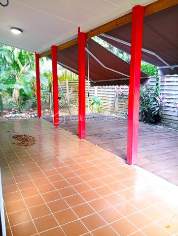 À seulement 100 mètres de la mer des Caraïbes, découvrez cette maison de plain-pied de 44 m², idéalement située à Pointe-Noire, dans un secteur recherché, à proximité des commerces et des commodités.

Elle se compose d'un séjour lumineux ouvert sur une agréable terrasse, de deux chambres, d'une cuisine, d'une salle d'eau avec WC, ainsi que d'une seconde terrasse exposée plein ouest, idéale pour profiter des magnifiques couchers de soleil.

Édifiée sur un terrain de 321 m², cette propriété offre également une opportunité rare : la possibilité d'acquérir 1 000 m² de terrain supplémentaires, permettant la réalisation d'un projet de construction d'environ 350 m² (sous réserve des autorisations d'urbanisme en vigueur). Un véritable atout pour développer des hébergements touristiques ou un projet immobilier.

La maison est équipée de :
- Brasseurs d'air,
- Chauffe-eau solaire,
- Assainissement individuel,
- Portail.

Un rafraîchissement et une mise au goût du jour permettront de révéler tout le potentiel de ce bien.

Les atouts : 
✅ À seulement 100 m de la mer des Caraïbes
✅ Secteur recherché de Pointe-Noire
✅ À 10 minutes de Malendure
✅ À 15 minutes de Deshaies
✅ Deux terrasses, dont une exposée ouest
✅ Possibilité d'acquérir 1 000 m² supplémentaires constructibles (environ 350 m² de surface de construction possible, sous réserve des autorisations)
✅ Forte demande en location saisonnière sur le secteur
✅ Proche des commerces et des commodités

Que vous recherchiez une résidence secondaire, un investissement locatif ou un projet touristique, cette propriété représente une belle opportunité dans l'un des secteurs les plus attractifs de la Côte sous le Vent.

Vous souhaitez en savoir plus ou organiser une visite ? Contactez-moi dès aujourd'hui. Je vous accompagnerai avec professionnalisme, disponibilité et transparence dans la réussite de votre projet immobilier.