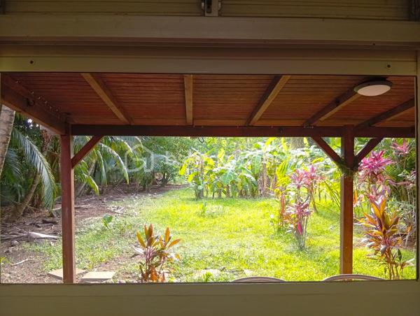 À seulement 100 mètres de la mer des Caraïbes, découvrez cette maison de plain-pied de 44 m², idéalement située à Pointe-Noire, dans un secteur recherché, à proximité des commerces et des commodités.

Elle se compose d'un séjour lumineux ouvert sur une agréable terrasse, de deux chambres, d'une cuisine, d'une salle d'eau avec WC, ainsi que d'une seconde terrasse exposée plein ouest, idéale pour profiter des magnifiques couchers de soleil.

Édifiée sur un terrain de 321 m², cette propriété offre également une opportunité rare : la possibilité d'acquérir 1 000 m² de terrain supplémentaires, permettant la réalisation d'un projet de construction d'environ 350 m² (sous réserve des autorisations d'urbanisme en vigueur). Un véritable atout pour développer des hébergements touristiques ou un projet immobilier.

La maison est équipée de :
- Brasseurs d'air,
- Chauffe-eau solaire,
- Assainissement individuel,
- Portail.

Un rafraîchissement et une mise au goût du jour permettront de révéler tout le potentiel de ce bien.

Les atouts : 
✅ À seulement 100 m de la mer des Caraïbes
✅ Secteur recherché de Pointe-Noire
✅ À 10 minutes de Malendure
✅ À 15 minutes de Deshaies
✅ Deux terrasses, dont une exposée ouest
✅ Possibilité d'acquérir 1 000 m² supplémentaires constructibles (environ 350 m² de surface de construction possible, sous réserve des autorisations)
✅ Forte demande en location saisonnière sur le secteur
✅ Proche des commerces et des commodités

Que vous recherchiez une résidence secondaire, un investissement locatif ou un projet touristique, cette propriété représente une belle opportunité dans l'un des secteurs les plus attractifs de la Côte sous le Vent.

Vous souhaitez en savoir plus ou organiser une visite ? Contactez-moi dès aujourd'hui. Je vous accompagnerai avec professionnalisme, disponibilité et transparence dans la réussite de votre projet immobilier.
