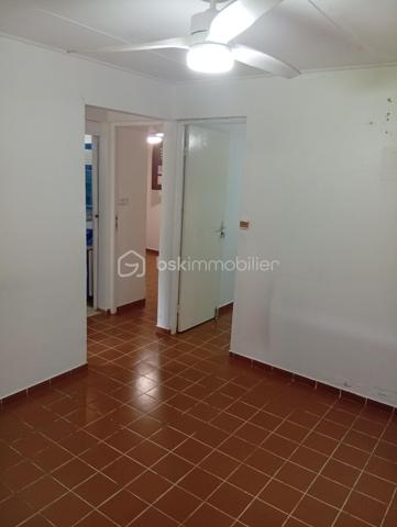 À seulement 100 mètres de la mer des Caraïbes, découvrez cette maison de plain-pied de 44 m², idéalement située à Pointe-Noire, dans un secteur recherché, à proximité des commerces et des commodités.

Elle se compose d'un séjour lumineux ouvert sur une agréable terrasse, de deux chambres, d'une cuisine, d'une salle d'eau avec WC, ainsi que d'une seconde terrasse exposée plein ouest, idéale pour profiter des magnifiques couchers de soleil.

Édifiée sur un terrain de 321 m², cette propriété offre également une opportunité rare : la possibilité d'acquérir 1 000 m² de terrain supplémentaires, permettant la réalisation d'un projet de construction d'environ 350 m² (sous réserve des autorisations d'urbanisme en vigueur). Un véritable atout pour développer des hébergements touristiques ou un projet immobilier.

La maison est équipée de :
- Brasseurs d'air,
- Chauffe-eau solaire,
- Assainissement individuel,
- Portail.

Un rafraîchissement et une mise au goût du jour permettront de révéler tout le potentiel de ce bien.

Les atouts : 
✅ À seulement 100 m de la mer des Caraïbes
✅ Secteur recherché de Pointe-Noire
✅ À 10 minutes de Malendure
✅ À 15 minutes de Deshaies
✅ Deux terrasses, dont une exposée ouest
✅ Possibilité d'acquérir 1 000 m² supplémentaires constructibles (environ 350 m² de surface de construction possible, sous réserve des autorisations)
✅ Forte demande en location saisonnière sur le secteur
✅ Proche des commerces et des commodités

Que vous recherchiez une résidence secondaire, un investissement locatif ou un projet touristique, cette propriété représente une belle opportunité dans l'un des secteurs les plus attractifs de la Côte sous le Vent.

Vous souhaitez en savoir plus ou organiser une visite ? Contactez-moi dès aujourd'hui. Je vous accompagnerai avec professionnalisme, disponibilité et transparence dans la réussite de votre projet immobilier.