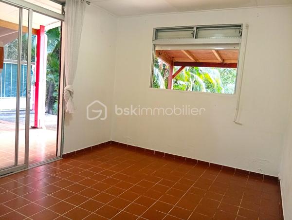 À seulement 100 mètres de la mer des Caraïbes, découvrez cette maison de plain-pied de 44 m², idéalement située à Pointe-Noire, dans un secteur recherché, à proximité des commerces et des commodités.

Elle se compose d'un séjour lumineux ouvert sur une agréable terrasse, de deux chambres, d'une cuisine, d'une salle d'eau avec WC, ainsi que d'une seconde terrasse exposée plein ouest, idéale pour profiter des magnifiques couchers de soleil.

Édifiée sur un terrain de 321 m², cette propriété offre également une opportunité rare : la possibilité d'acquérir 1 000 m² de terrain supplémentaires, permettant la réalisation d'un projet de construction d'environ 350 m² (sous réserve des autorisations d'urbanisme en vigueur). Un véritable atout pour développer des hébergements touristiques ou un projet immobilier.

La maison est équipée de :
- Brasseurs d'air,
- Chauffe-eau solaire,
- Assainissement individuel,
- Portail.

Un rafraîchissement et une mise au goût du jour permettront de révéler tout le potentiel de ce bien.

Les atouts : 
✅ À seulement 100 m de la mer des Caraïbes
✅ Secteur recherché de Pointe-Noire
✅ À 10 minutes de Malendure
✅ À 15 minutes de Deshaies
✅ Deux terrasses, dont une exposée ouest
✅ Possibilité d'acquérir 1 000 m² supplémentaires constructibles (environ 350 m² de surface de construction possible, sous réserve des autorisations)
✅ Forte demande en location saisonnière sur le secteur
✅ Proche des commerces et des commodités

Que vous recherchiez une résidence secondaire, un investissement locatif ou un projet touristique, cette propriété représente une belle opportunité dans l'un des secteurs les plus attractifs de la Côte sous le Vent.

Vous souhaitez en savoir plus ou organiser une visite ? Contactez-moi dès aujourd'hui. Je vous accompagnerai avec professionnalisme, disponibilité et transparence dans la réussite de votre projet immobilier.