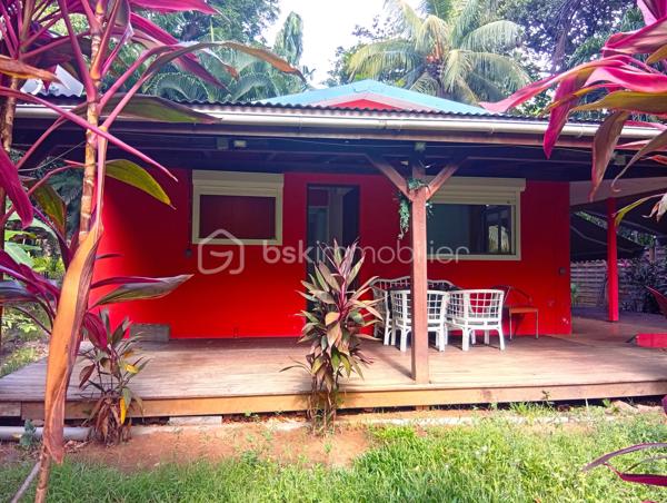 À seulement 100 mètres de la mer des Caraïbes, découvrez cette maison de plain-pied de 44 m², idéalement située à Pointe-Noire, dans un secteur recherché, à proximité des commerces et des commodités.

Elle se compose d'un séjour lumineux ouvert sur une agréable terrasse, de deux chambres, d'une cuisine, d'une salle d'eau avec WC, ainsi que d'une seconde terrasse exposée plein ouest, idéale pour profiter des magnifiques couchers de soleil.

Édifiée sur un terrain de 321 m², cette propriété offre également une opportunité rare : la possibilité d'acquérir 1 000 m² de terrain supplémentaires, permettant la réalisation d'un projet de construction d'environ 350 m² (sous réserve des autorisations d'urbanisme en vigueur). Un véritable atout pour développer des hébergements touristiques ou un projet immobilier.

La maison est équipée de :
- Brasseurs d'air,
- Chauffe-eau solaire,
- Assainissement individuel,
- Portail.

Un rafraîchissement et une mise au goût du jour permettront de révéler tout le potentiel de ce bien.

Les atouts : 
✅ À seulement 100 m de la mer des Caraïbes
✅ Secteur recherché de Pointe-Noire
✅ À 10 minutes de Malendure
✅ À 15 minutes de Deshaies
✅ Deux terrasses, dont une exposée ouest
✅ Possibilité d'acquérir 1 000 m² supplémentaires constructibles (environ 350 m² de surface de construction possible, sous réserve des autorisations)
✅ Forte demande en location saisonnière sur le secteur
✅ Proche des commerces et des commodités

Que vous recherchiez une résidence secondaire, un investissement locatif ou un projet touristique, cette propriété représente une belle opportunité dans l'un des secteurs les plus attractifs de la Côte sous le Vent.

Vous souhaitez en savoir plus ou organiser une visite ? Contactez-moi dès aujourd'hui. Je vous accompagnerai avec professionnalisme, disponibilité et transparence dans la réussite de votre projet immobilier.