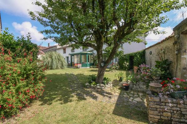Maison de village spacieuse avec piscine et cour intérieure