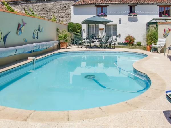 Maison de village spacieuse avec piscine et cour intérieure