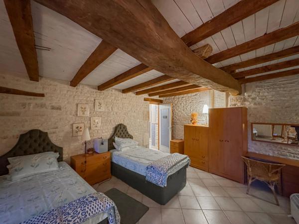 Maison de village spacieuse avec piscine et cour intérieure