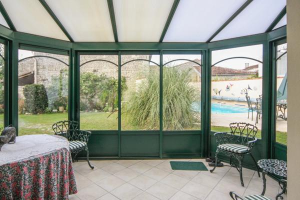 Maison de village spacieuse avec piscine et cour intérieure