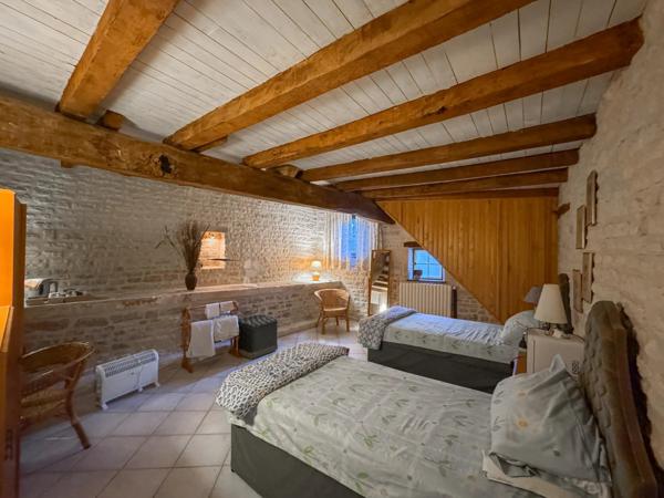 Maison de village spacieuse avec piscine et cour intérieure