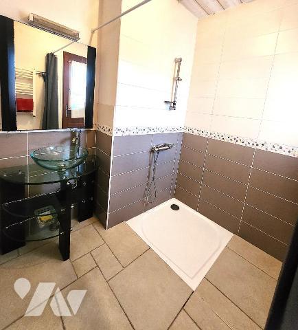 Ensemble Immobilier Atypique en Pierre à Apremont à multiples revenus