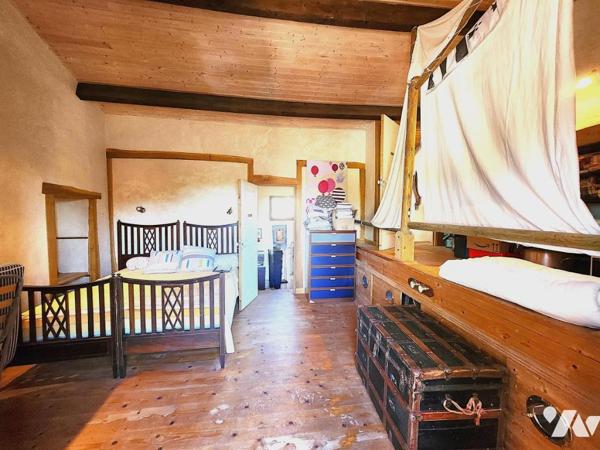 Ensemble Immobilier Atypique en Pierre à Apremont à multiples revenus