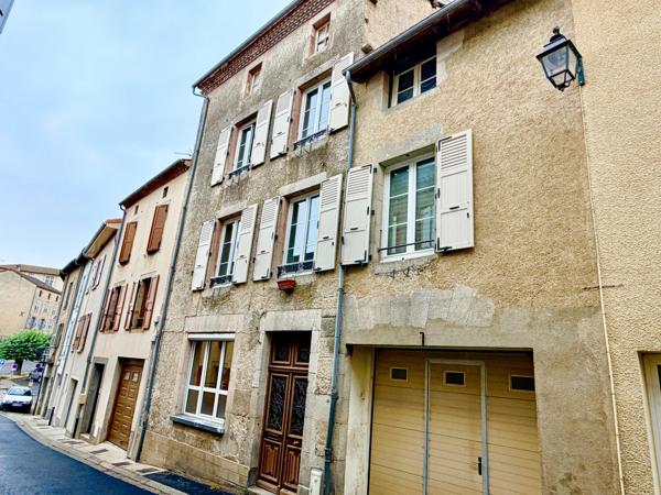 Grande maison de ville spacieuse et modulable, située au cœur de cette ville animée