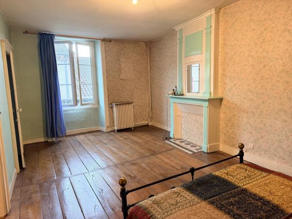 Grande maison de ville spacieuse et modulable, située au cœur de cette ville animée