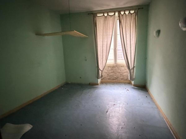 Grande maison de ville spacieuse et modulable, située au cœur de cette ville animée
