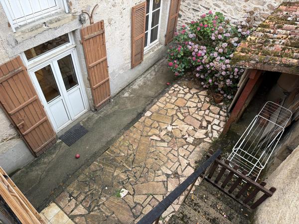 Grande maison de ville spacieuse et modulable, située au cœur de cette ville animée