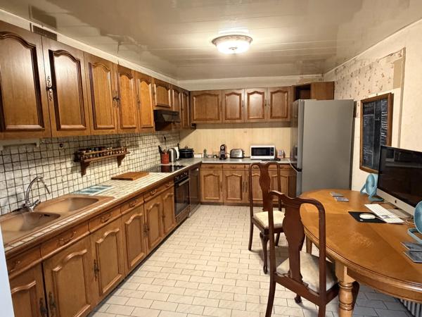 Grande maison de ville spacieuse et modulable, située au cœur de cette ville animée