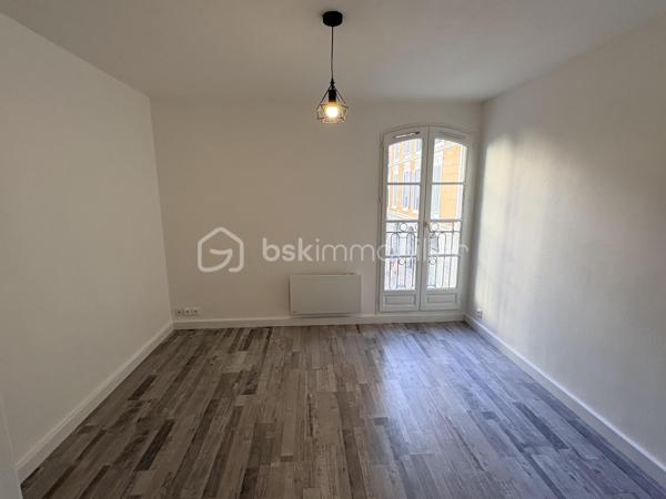 STUDIO de 19 m2 renové en plein coeur du centre de toulon , immeuble des années 90 avec ascenceur .
Vous trouverez une belle pièce de vie exposé sud avec cuisine , rangement et belle salle de douche .
Idéal investisseur ou locatif saisonnier