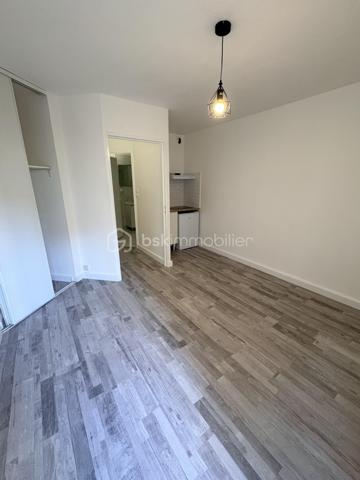 STUDIO de 19 m2 renové en plein coeur du centre de toulon , immeuble des années 90 avec ascenceur .
Vous trouverez une belle pièce de vie exposé sud avec cuisine , rangement et belle salle de douche .
Idéal investisseur ou locatif saisonnier