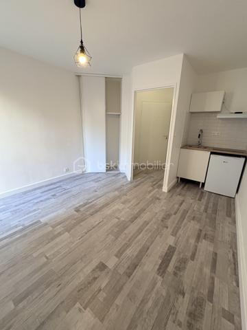 STUDIO de 19 m2 renové en plein coeur du centre de toulon , immeuble des années 90 avec ascenceur .
Vous trouverez une belle pièce de vie exposé sud avec cuisine , rangement et belle salle de douche .
Idéal investisseur ou locatif saisonnier