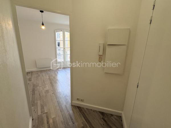 STUDIO de 19 m2 renové en plein coeur du centre de toulon , immeuble des années 90 avec ascenceur .
Vous trouverez une belle pièce de vie exposé sud avec cuisine , rangement et belle salle de douche .
Idéal investisseur ou locatif saisonnier