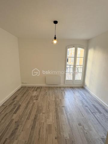 STUDIO de 19 m2 renové en plein coeur du centre de toulon , immeuble des années 90 avec ascenceur .
Vous trouverez une belle pièce de vie exposé sud avec cuisine , rangement et belle salle de douche .
Idéal investisseur ou locatif saisonnier