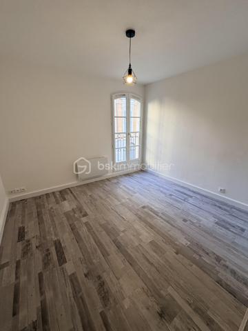 STUDIO de 19 m2 renové en plein coeur du centre de toulon , immeuble des années 90 avec ascenceur .
Vous trouverez une belle pièce de vie exposé sud avec cuisine , rangement et belle salle de douche .
Idéal investisseur ou locatif saisonnier
