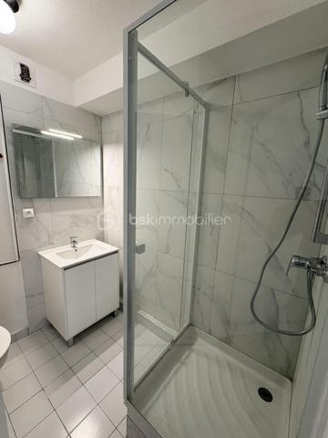 STUDIO de 19 m2 renové en plein coeur du centre de toulon , immeuble des années 90 avec ascenceur .
Vous trouverez une belle pièce de vie exposé sud avec cuisine , rangement et belle salle de douche .
Idéal investisseur ou locatif saisonnier
