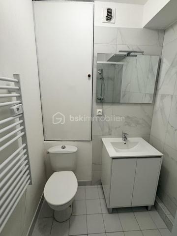 STUDIO de 19 m2 renové en plein coeur du centre de toulon , immeuble des années 90 avec ascenceur .
Vous trouverez une belle pièce de vie exposé sud avec cuisine , rangement et belle salle de douche .
Idéal investisseur ou locatif saisonnier
