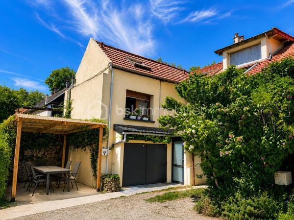 Charmante maison entièrement rénovée au cœur de Pomponne !

Laissez-vous séduire par cette agréable maison d'environ 82 m², entièrement rénovée, alliant le charme de l'ancien au confort d'aujourd'hui.

Dès l'entrée, vous découvrirez un intérieur chaleureux et fonctionnel, idéal pour une famille, un couple ou encore une profession libérale grâce à son agencement permettant de concilier facilement vie personnelle et activité professionnelle.

Elle se compose de :
Une belle pièce de vie conviviale,
Une cuisine fonctionnelle,
Deux chambres, un bureau ou chambre d'enfant, idéal pour le télétravail ou une activité indépendante,
Une salle d'eau moderne,
Un garage offrant un bel espace de stockage.

Côté confort :
✅ Maison entièrement rénovée. 
✅ Poêle à granulés récent complété par des radiateurs électriques à inertie. 
✅ Fenêtres PVC double vitrage. 
✅ VMC. 
✅ DPE : D, garantissant un bon niveau de performance énergétique. 

Située à Pomponne, cette maison bénéficie d'un emplacement recherché, à proximité des commerces, des écoles et des transports, tout en offrant un cadre de vie agréable.

Que vous recherchiez votre résidence principale ou un bien permettant d'exercer une profession libérale, cette maison saura répondre à vos attentes.

📞 Une visite s'impose pour découvrir tout son potentiel !