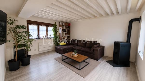Charmante maison entièrement rénovée au cœur de Pomponne !

Laissez-vous séduire par cette agréable maison d'environ 82 m², entièrement rénovée, alliant le charme de l'ancien au confort d'aujourd'hui.

Dès l'entrée, vous découvrirez un intérieur chaleureux et fonctionnel, idéal pour une famille, un couple ou encore une profession libérale grâce à son agencement permettant de concilier facilement vie personnelle et activité professionnelle.

Elle se compose de :
Une belle pièce de vie conviviale,
Une cuisine fonctionnelle,
Deux chambres, un bureau ou chambre d'enfant, idéal pour le télétravail ou une activité indépendante,
Une salle d'eau moderne,
Un garage offrant un bel espace de stockage.

Côté confort :
✅ Maison entièrement rénovée. 
✅ Poêle à granulés récent complété par des radiateurs électriques à inertie. 
✅ Fenêtres PVC double vitrage. 
✅ VMC. 
✅ DPE : D, garantissant un bon niveau de performance énergétique. 

Située à Pomponne, cette maison bénéficie d'un emplacement recherché, à proximité des commerces, des écoles et des transports, tout en offrant un cadre de vie agréable.

Que vous recherchiez votre résidence principale ou un bien permettant d'exercer une profession libérale, cette maison saura répondre à vos attentes.

📞 Une visite s'impose pour découvrir tout son potentiel !