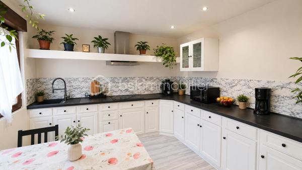 Charmante maison entièrement rénovée au cœur de Pomponne !

Laissez-vous séduire par cette agréable maison d'environ 82 m², entièrement rénovée, alliant le charme de l'ancien au confort d'aujourd'hui.

Dès l'entrée, vous découvrirez un intérieur chaleureux et fonctionnel, idéal pour une famille, un couple ou encore une profession libérale grâce à son agencement permettant de concilier facilement vie personnelle et activité professionnelle.

Elle se compose de :
Une belle pièce de vie conviviale,
Une cuisine fonctionnelle,
Deux chambres, un bureau ou chambre d'enfant, idéal pour le télétravail ou une activité indépendante,
Une salle d'eau moderne,
Un garage offrant un bel espace de stockage.

Côté confort :
✅ Maison entièrement rénovée. 
✅ Poêle à granulés récent complété par des radiateurs électriques à inertie. 
✅ Fenêtres PVC double vitrage. 
✅ VMC. 
✅ DPE : D, garantissant un bon niveau de performance énergétique. 

Située à Pomponne, cette maison bénéficie d'un emplacement recherché, à proximité des commerces, des écoles et des transports, tout en offrant un cadre de vie agréable.

Que vous recherchiez votre résidence principale ou un bien permettant d'exercer une profession libérale, cette maison saura répondre à vos attentes.

📞 Une visite s'impose pour découvrir tout son potentiel !