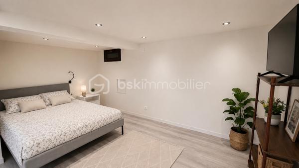 Charmante maison entièrement rénovée au cœur de Pomponne !

Laissez-vous séduire par cette agréable maison d'environ 82 m², entièrement rénovée, alliant le charme de l'ancien au confort d'aujourd'hui.

Dès l'entrée, vous découvrirez un intérieur chaleureux et fonctionnel, idéal pour une famille, un couple ou encore une profession libérale grâce à son agencement permettant de concilier facilement vie personnelle et activité professionnelle.

Elle se compose de :
Une belle pièce de vie conviviale,
Une cuisine fonctionnelle,
Deux chambres, un bureau ou chambre d'enfant, idéal pour le télétravail ou une activité indépendante,
Une salle d'eau moderne,
Un garage offrant un bel espace de stockage.

Côté confort :
✅ Maison entièrement rénovée. 
✅ Poêle à granulés récent complété par des radiateurs électriques à inertie. 
✅ Fenêtres PVC double vitrage. 
✅ VMC. 
✅ DPE : D, garantissant un bon niveau de performance énergétique. 

Située à Pomponne, cette maison bénéficie d'un emplacement recherché, à proximité des commerces, des écoles et des transports, tout en offrant un cadre de vie agréable.

Que vous recherchiez votre résidence principale ou un bien permettant d'exercer une profession libérale, cette maison saura répondre à vos attentes.

📞 Une visite s'impose pour découvrir tout son potentiel !