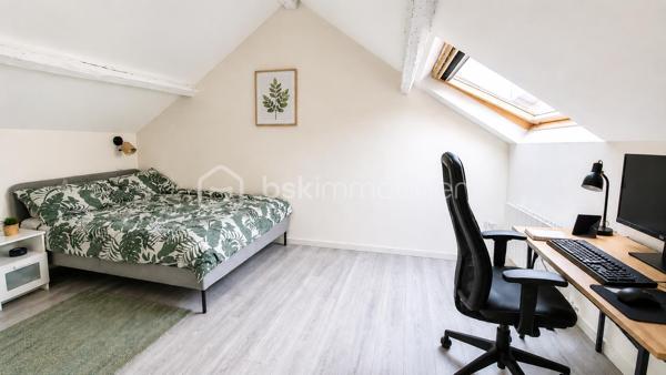 Charmante maison entièrement rénovée au cœur de Pomponne !

Laissez-vous séduire par cette agréable maison d'environ 82 m², entièrement rénovée, alliant le charme de l'ancien au confort d'aujourd'hui.

Dès l'entrée, vous découvrirez un intérieur chaleureux et fonctionnel, idéal pour une famille, un couple ou encore une profession libérale grâce à son agencement permettant de concilier facilement vie personnelle et activité professionnelle.

Elle se compose de :
Une belle pièce de vie conviviale,
Une cuisine fonctionnelle,
Deux chambres, un bureau ou chambre d'enfant, idéal pour le télétravail ou une activité indépendante,
Une salle d'eau moderne,
Un garage offrant un bel espace de stockage.

Côté confort :
✅ Maison entièrement rénovée. 
✅ Poêle à granulés récent complété par des radiateurs électriques à inertie. 
✅ Fenêtres PVC double vitrage. 
✅ VMC. 
✅ DPE : D, garantissant un bon niveau de performance énergétique. 

Située à Pomponne, cette maison bénéficie d'un emplacement recherché, à proximité des commerces, des écoles et des transports, tout en offrant un cadre de vie agréable.

Que vous recherchiez votre résidence principale ou un bien permettant d'exercer une profession libérale, cette maison saura répondre à vos attentes.

📞 Une visite s'impose pour découvrir tout son potentiel !